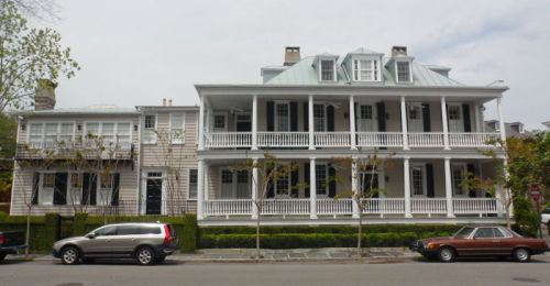 "Hypen" Neo-Classical.  The section to the left was originally the kitchen, totally separated from the main house.  As the fire situation improved, the sections were joined in the middle with the "hyphen."