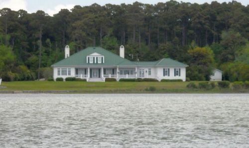 Character of the houses along the ICW has changed completely once again.  I sure like this one.